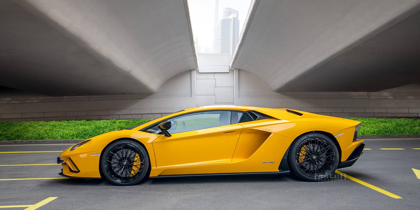 Lamborghini Aventador Yellow side
