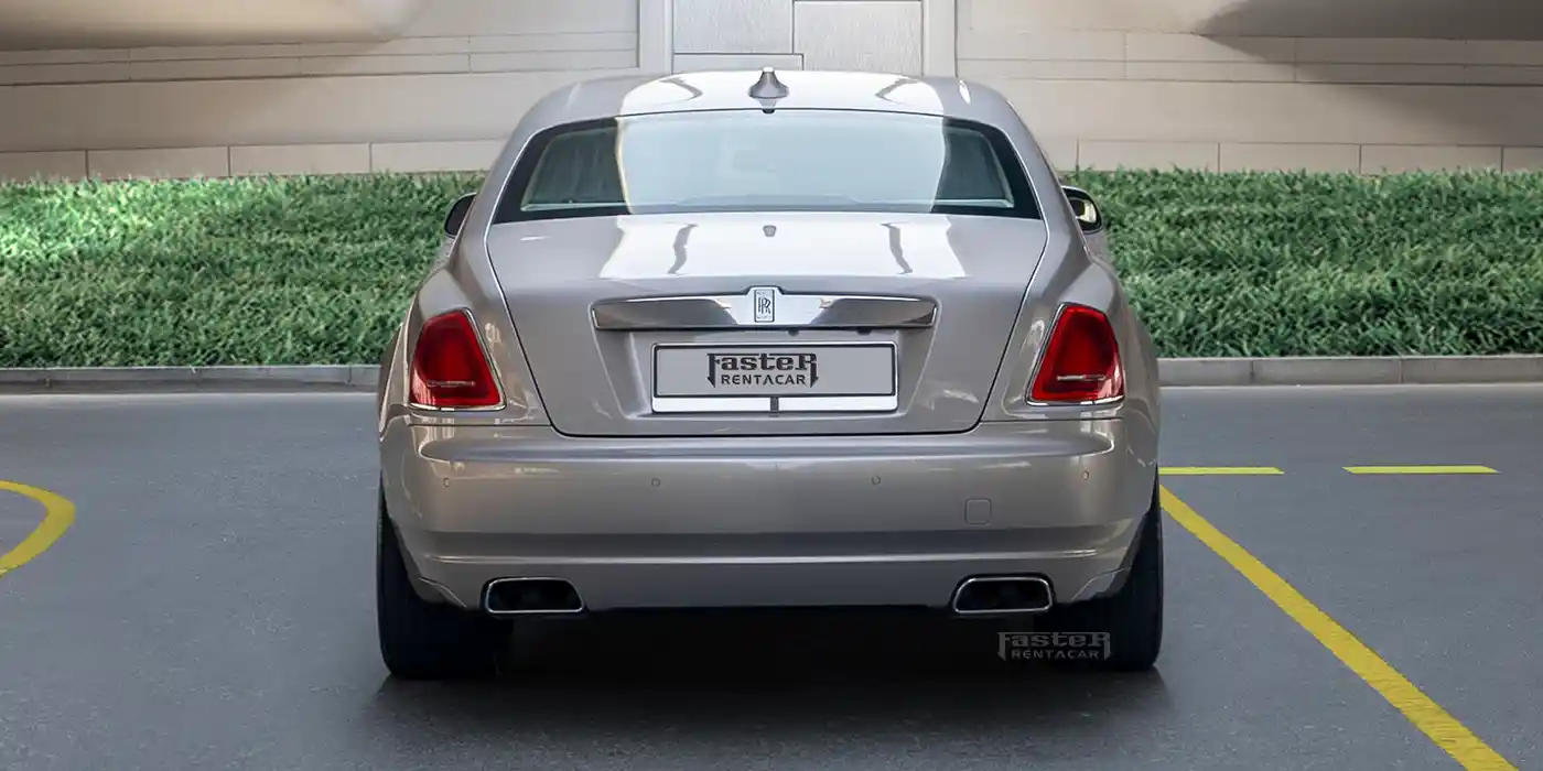 Rolls Royce Ghost - Silver back
